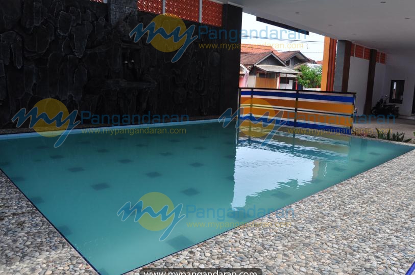  Tampilan kolam renang Mustika Ratu Hotel